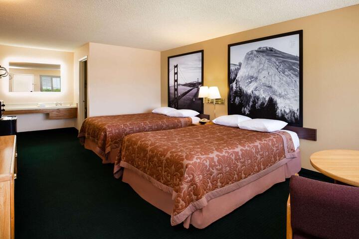 2 Queen Beds (3 of 11)
