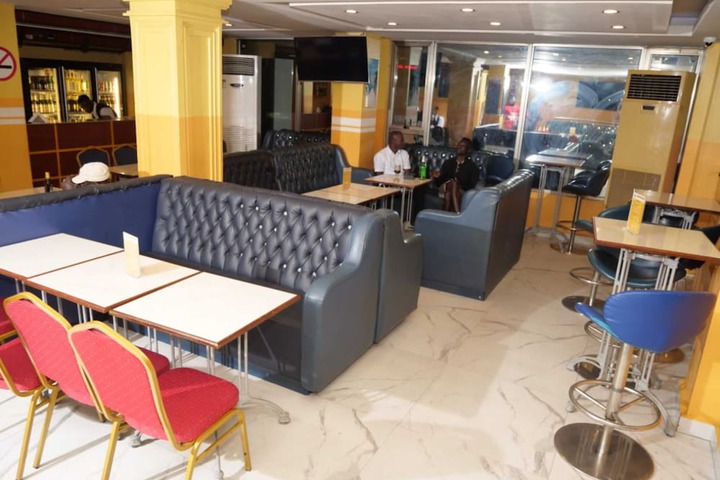 Lounge 73 of 98