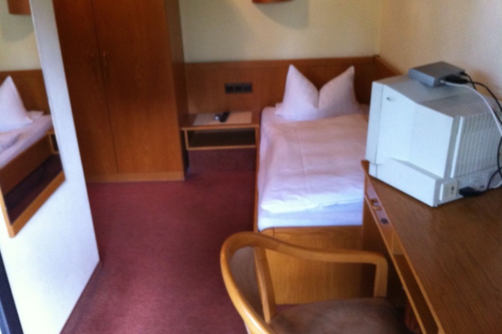 Room 6 of 18
