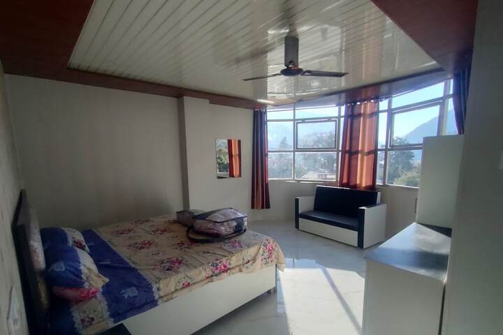 Room 3 of 10