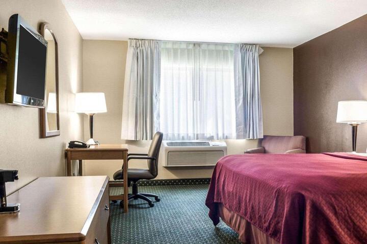 1 King Bed (5 of 5)