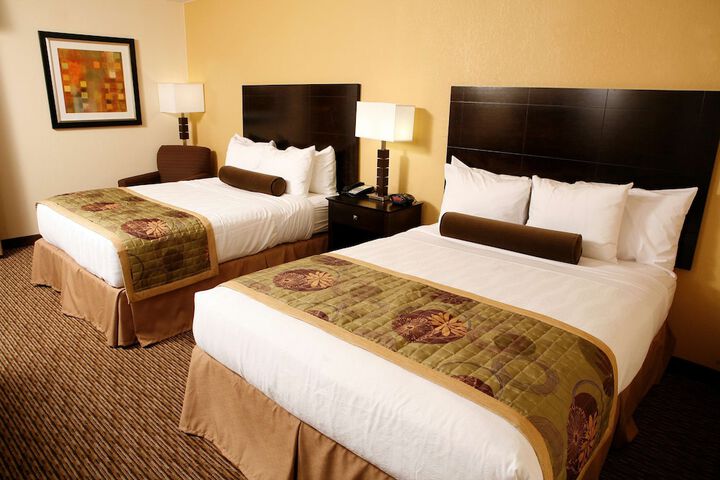 2 Queen Beds Microwave, Refrigerator WiFi Full Breakfast (1 of 8)