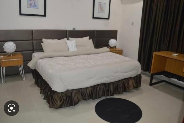 Room 2 of 8
