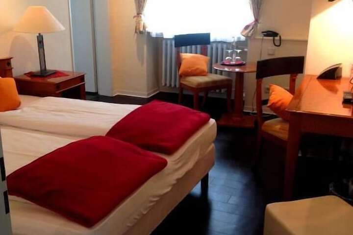Room 4 of 43