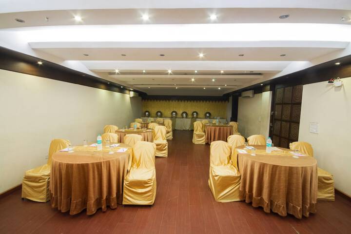 Ballroom/Hall 29 of 32