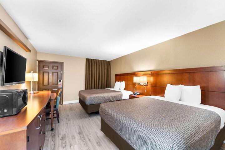1 Queen Bed Accessible (5 of 11)