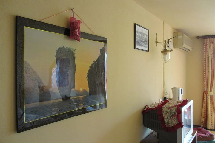 Room 6 of 12