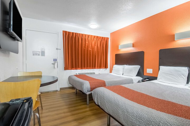 Deluxe Room 2 Double Beds Refrigerator (4 of 9)