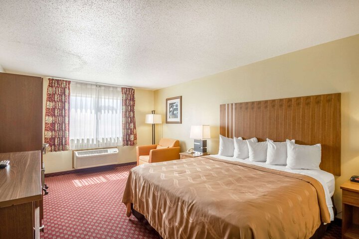 1 King Bed (3 of 12)
