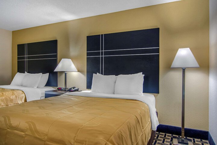2 Queen Beds (6 of 7)