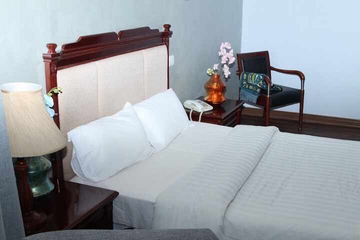 Room 5 of 8