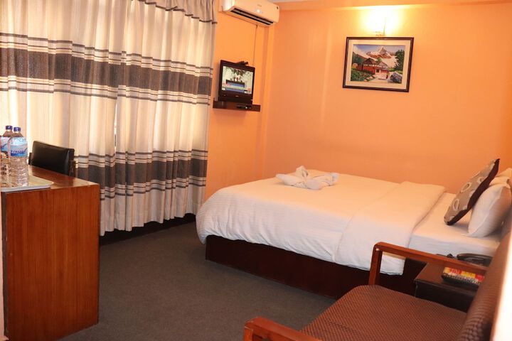Room 10 of 32