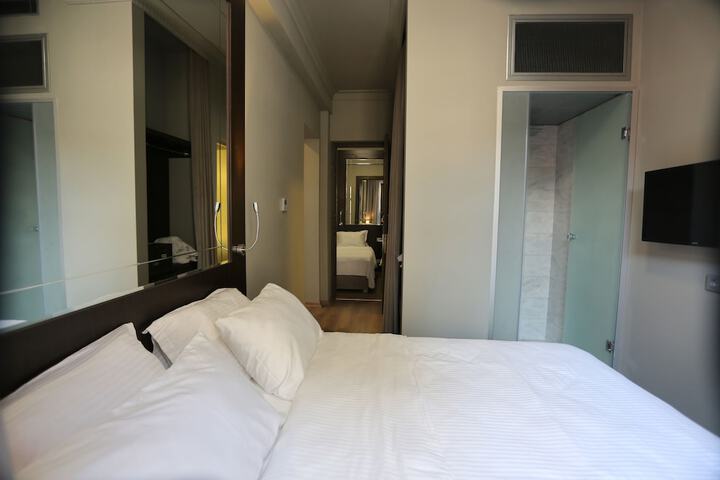 Room 26 of 93