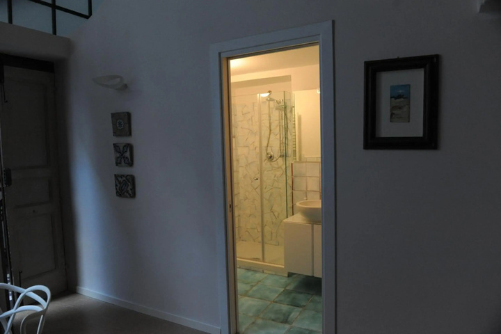 Room 4 of 9