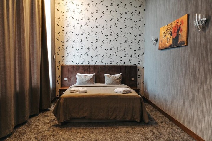 Room 8 of 42