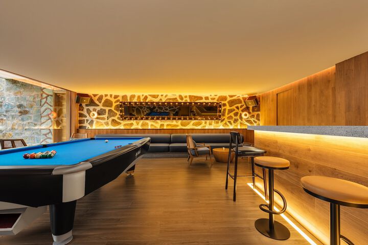 Lounge 21 of 40