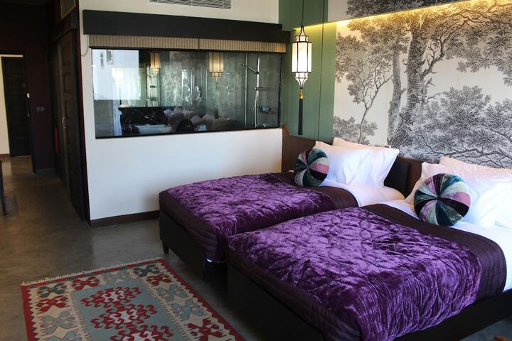 Room 4 of 48