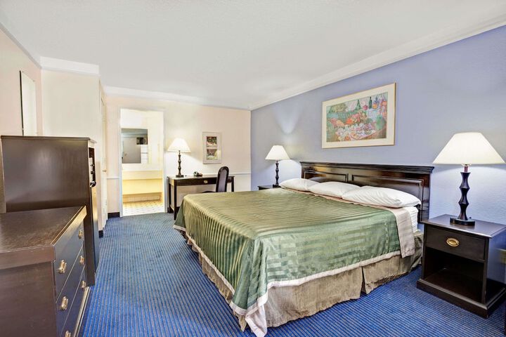 1 King Bed (8 of 10)