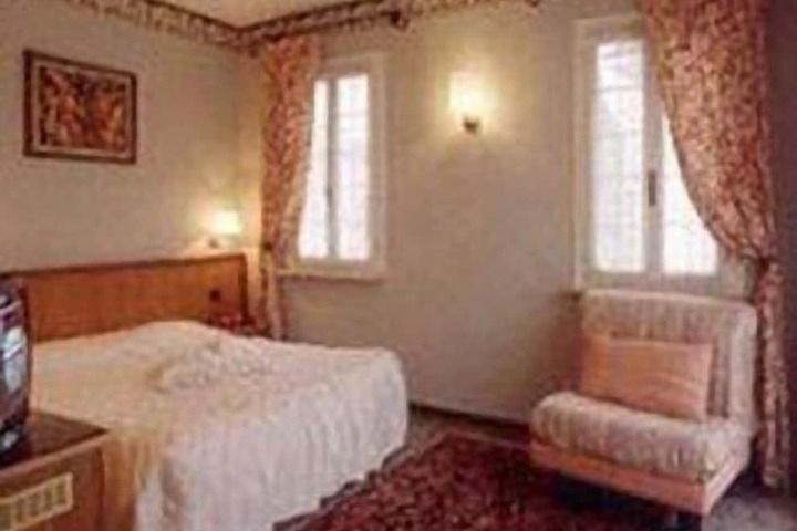 Room 10 of 34