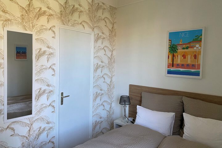 Room 6 of 76