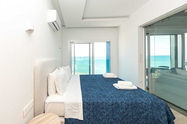 Room 4 of 8