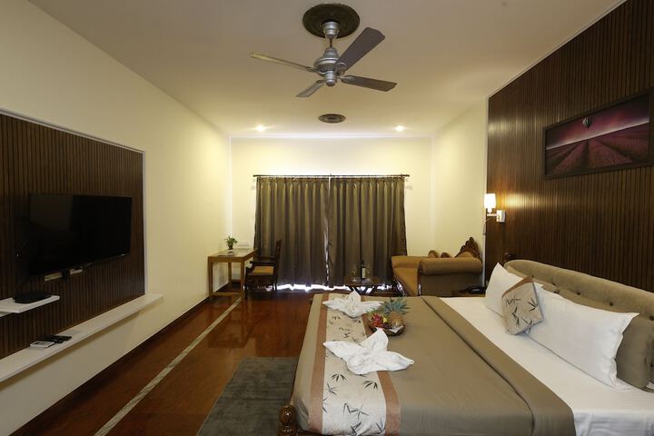 Room 12 of 100