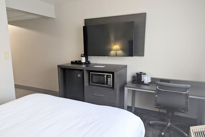 1 Queen Bed Mobility Accessible Bathtub with Grab Bars (3 of 19)