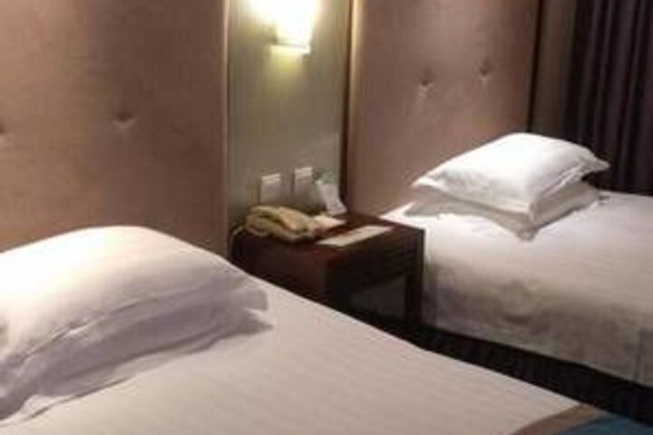 Room 4 of 73
