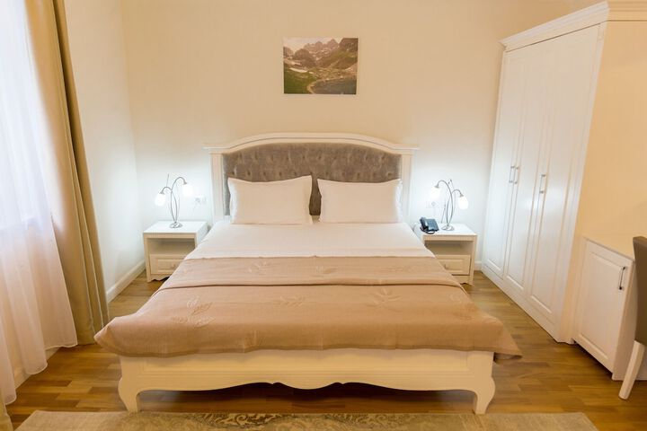 Room 4 of 24