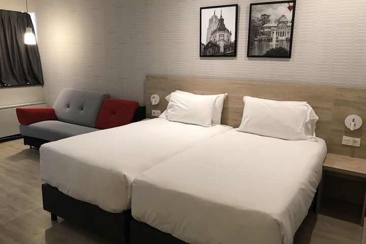Room 12 of 42