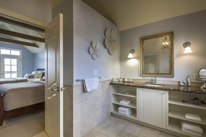 2 Queen Beds Waterside Loft (17 of 32)