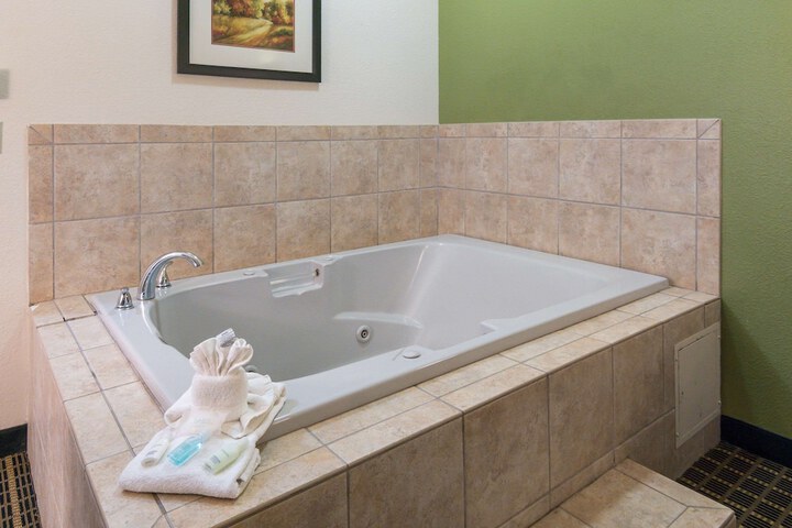 1 King Bed Suite (7 of 13)