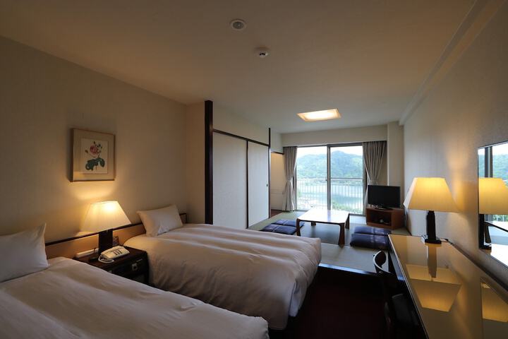 Room 2 of 40