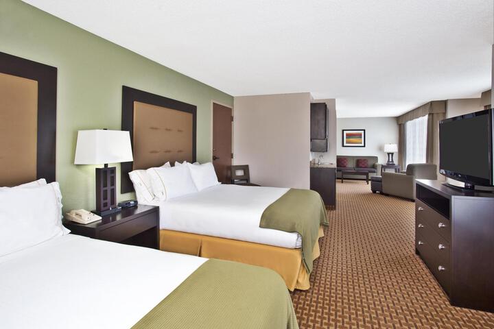 2 Queen Beds (7 of 8)