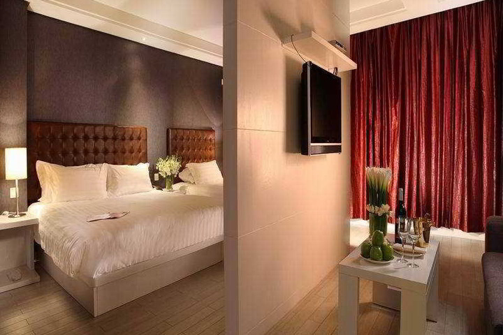 Room 2 of 8