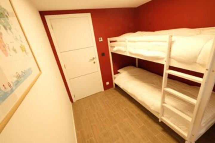 Room 9 of 28