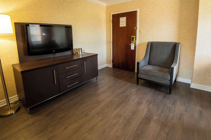 Queen Bed with Sofa (33 of 35)