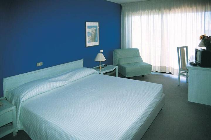 Room 9 of 37