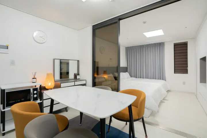 Room 10 of 18