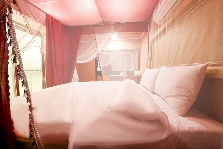 Room 13 of 33