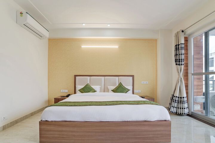 Room 9 of 11