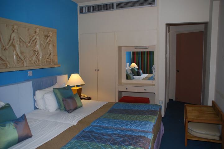 Room 28 of 107