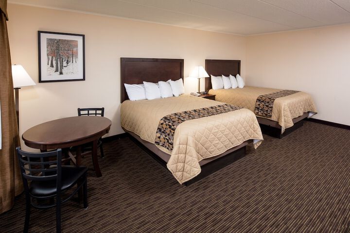 2 Queen Beds (9 of 12)