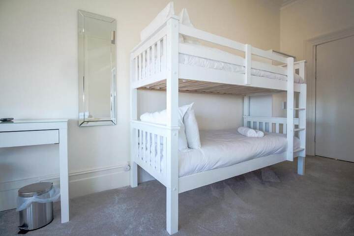 Room 10 of 27