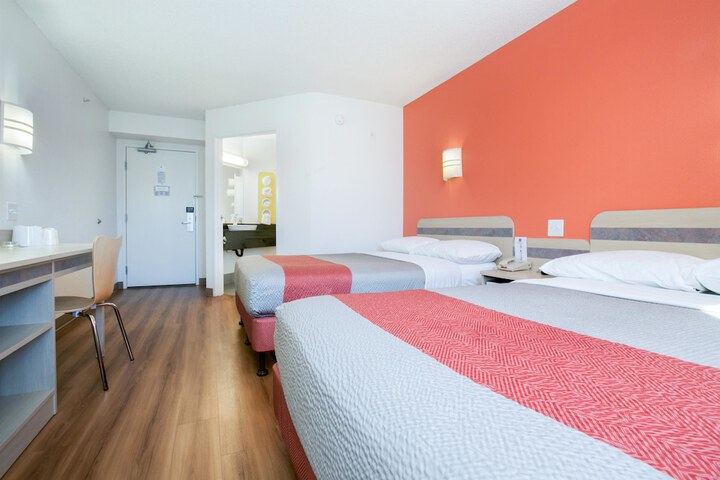 1 Queen Bed (12 of 15)