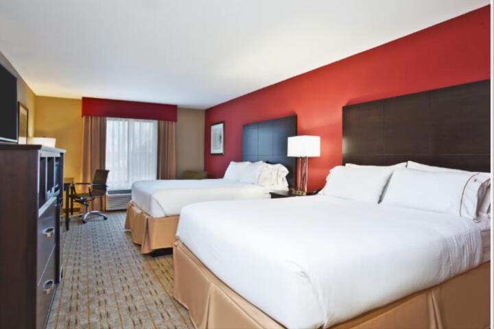2 Queen Beds (4 of 7)