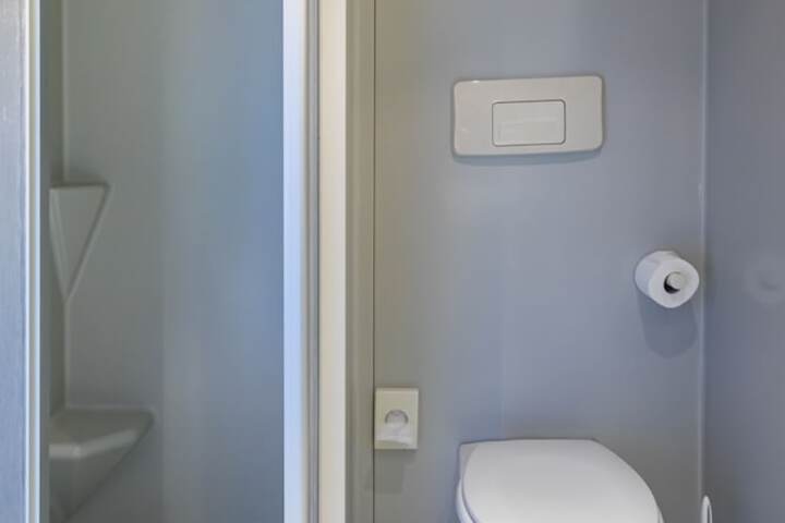 Room 53 of 99