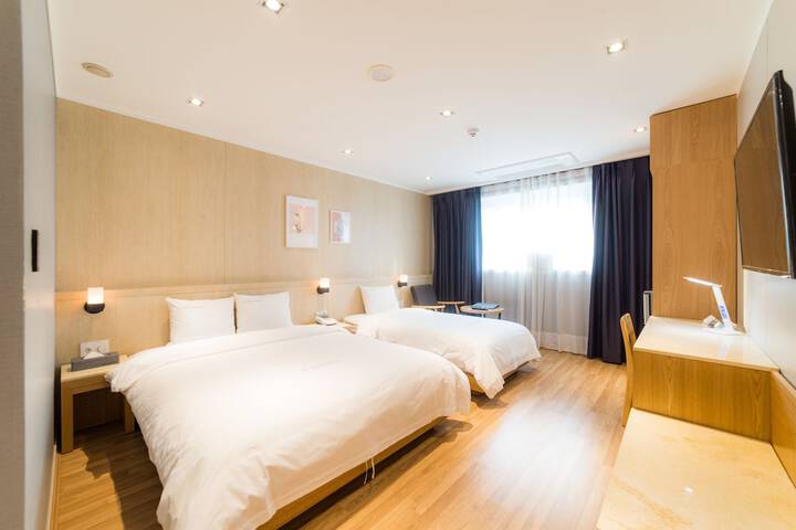 Room 5 of 32