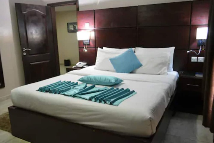 Room 9 of 32