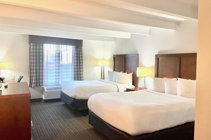 2 Queen Beds Accessible (4 of 25)